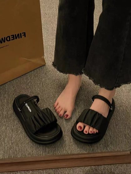 Step on the stool feeling sandals woman summer 2024 new fairy with skirt thick-soled two sandals soft-soled beach half-slippers